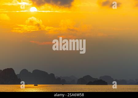 Traumhafte Sonnenuntergangslandschaft über Inseln in Halong Bay Vietnam Stockfoto