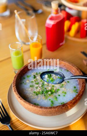 Congee ist eine Art von Reisbrei, die in vielen asiatischen Ländern beliebt ist Stockfoto