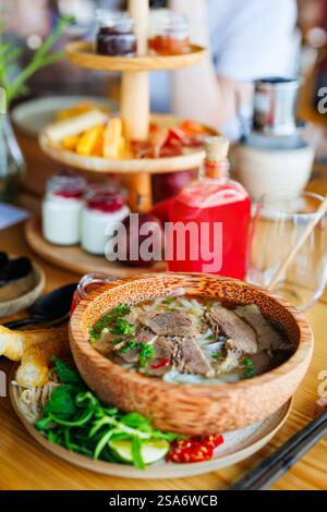 Pho Bo vietnamesische frische Reisnudelsuppe mit Rindfleisch Stockfoto