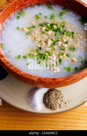 Congee ist eine Art von Reisbrei, die in vielen asiatischen Ländern beliebt ist Stockfoto