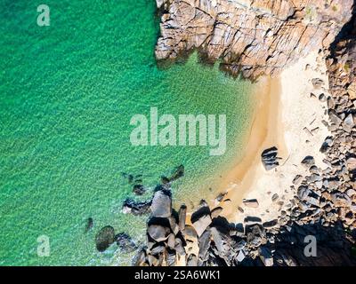 Blick von oben auf den wunderschönen tropischen Strand mit weißem Sand und türkisfarbenem Meer in Vietnam Stockfoto