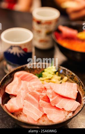 Japanische Sashimi Rohfisch Fisch Fisch Fisch Reis Schüssel Stockfoto