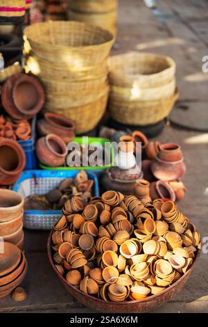 Strohkörbe und Tontöpfe auf dem Markt in Indien Stockfoto