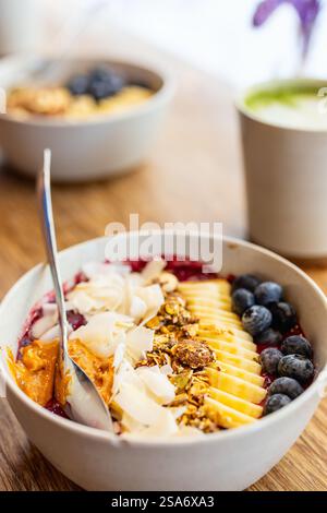 Smoothie-Schüssel mit frischem Obst zum Frühstück Stockfoto