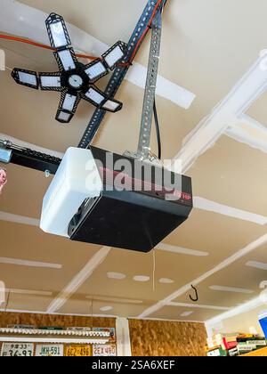Garagentoröffner und LED-Leuchte Stockfoto