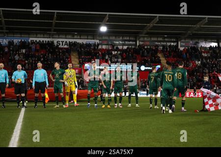 Cambridge United tritt vor dem Spiel der EFL League One zwischen Rotherham United und Cambridge United im AESSEAL New York Stadium in Rotherham auf. Stockfoto