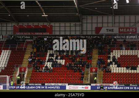 Die Reisenden Fans während des Spiels der EFL League One zwischen Rotherham United und Cambridge United im AESSEAL New York Stadium in Rotherham. Stockfoto