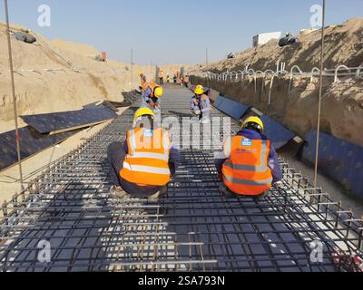 Gouvernement Ahmadi, Kuwait. Januar 2025. Mitarbeiter arbeiten auf der Baustelle des South Sabah Al-Ahmad New City Projekts, das von der China State Construction Engineering Corporation (CSCEC) in Ahmadi Governorate, Kuwait, am 27. Januar 2025 durchgeführt wird. ZU „Feature: Chinese Workers Forge Ahead with Kuwait Housing Project during Spring Festival“ Credit: Salah/Xinhua/Alamy Live News Stockfoto