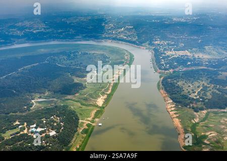 Luftaufnahme der Uferlinie des Town Lake, die durch Vorstadtgebiete fließt und Auswirkungen einer ausgedehnten Dürre zeigt Stockfoto