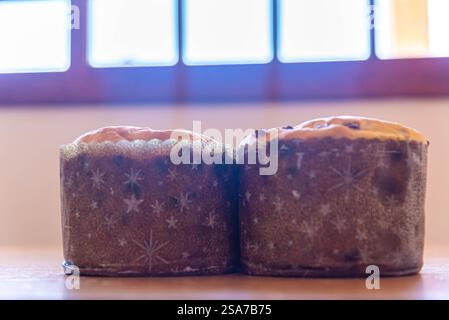 Hausgemachte Panettone, die von Hand hergestellt werden. Stockfoto