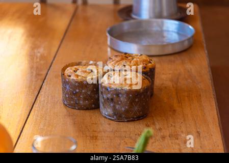 Hausgemachte Panettone, die von Hand hergestellt werden. Stockfoto
