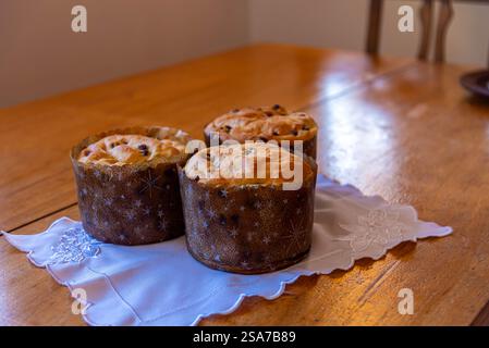 Hausgemachte Panettone, die von Hand hergestellt werden. Stockfoto