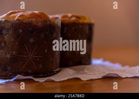 Hausgemachte Panettone, die von Hand hergestellt werden. Stockfoto