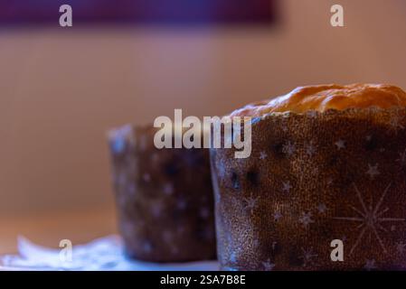 Hausgemachte Panettone, die von Hand hergestellt werden. Stockfoto
