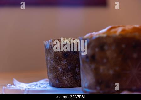 Hausgemachte Panettone, die von Hand hergestellt werden. Stockfoto
