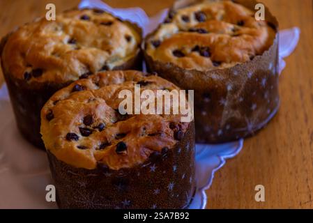 Hausgemachte Panettone, die von Hand hergestellt werden. Stockfoto