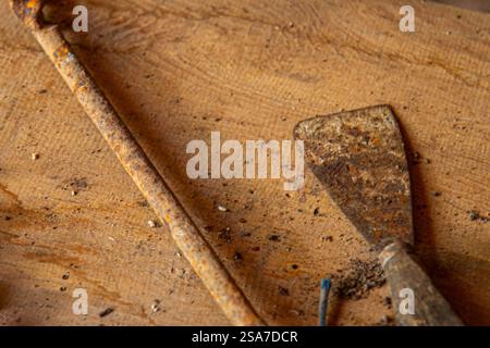 Werkzeuge auf Rohholztisch Stockfoto