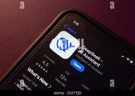 Die DeepSeek App ist im App Store erhältlich. DeepSeek, ein chinesischer KI-Assistent, basiert auf dem Moe-basierten DeepSeek V3 und veröffentlichte DeepSeek-R1 im Januar 2025. Stockfoto