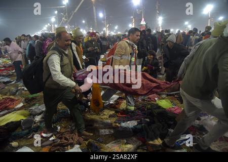 Prayagraj. Januar 2025. Retter tragen ein Opfer auf einer Bahre nach einer Stampelei in Prayagraj im nördlichen indischen Bundesstaat Uttar Pradesh am 29. Januar 2025. Mehrere Menschen wurden tot gefürchtet und viele andere wurden bei einer Stampede am Mittwochmorgen beim indischen Mega-Hindu-Festival Maha Kumbh Mela im nördlichen Bundesstaat Uttar Pradesh verletzt, sagten Beamte. Die Stampede fand statt, nachdem eine Barriere brach, als Zehntausende von Gläubigen anlässlich eines heiligen Tauchgangs auf dem Triveni Sangam drangen. Quelle: Str/Xinhua/Alamy Live News Stockfoto