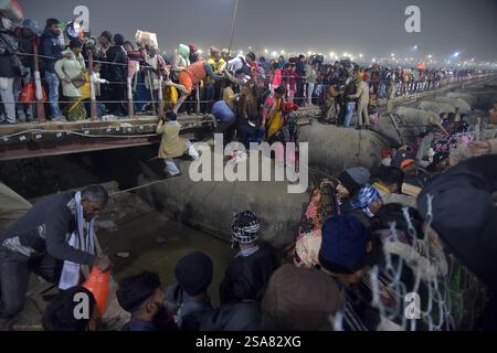 Prayagraj. Januar 2025. Die Menschen versammeln sich auf einer Fußgängerbrücke nach einer Stampede in Prayagraj im nördlichen indischen Bundesstaat Uttar Pradesh am 29. Januar 2025. Mehrere Menschen wurden tot gefürchtet und viele andere wurden bei einer Stampede am Mittwochmorgen beim indischen Mega-Hindu-Festival Maha Kumbh Mela im nördlichen Bundesstaat Uttar Pradesh verletzt, sagten Beamte. Die Stampede fand statt, nachdem eine Barriere brach, als Zehntausende von Gläubigen anlässlich eines heiligen Tauchgangs auf dem Triveni Sangam drangen. Quelle: Str/Xinhua/Alamy Live News Stockfoto