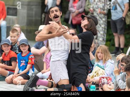 Christchurch, Neuseeland. Januar 2025. Der italienische Straßenkünstler ANDY SPIGOLA verpasst es mit einem Publikum beim World Buskers Festival. (Kreditbild: © PJ Heller/ZUMA Press Wire) NUR REDAKTIONELLE VERWENDUNG! Nicht für kommerzielle ZWECKE! Stockfoto