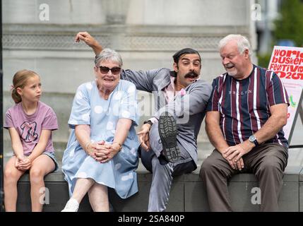 Christchurch, Neuseeland. Januar 2025. Der italienische Straßenkünstler ANDY SPIGOLA versammelt es mit den Publikumsmitgliedern beim World Buskers Festival. (Kreditbild: © PJ Heller/ZUMA Press Wire) NUR REDAKTIONELLE VERWENDUNG! Nicht für kommerzielle ZWECKE! Stockfoto