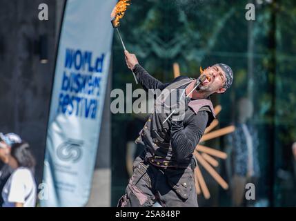 Christchurch, Neuseeland. Januar 2025. Der Fire Ninja (auch bekannt als CHRIS MCCARTHY aus Estland) zeigt seine Fähigkeiten beim Feueressen auf dem World Buskers Festival. (Kreditbild: © PJ Heller/ZUMA Press Wire) NUR REDAKTIONELLE VERWENDUNG! Nicht für kommerzielle ZWECKE! Stockfoto