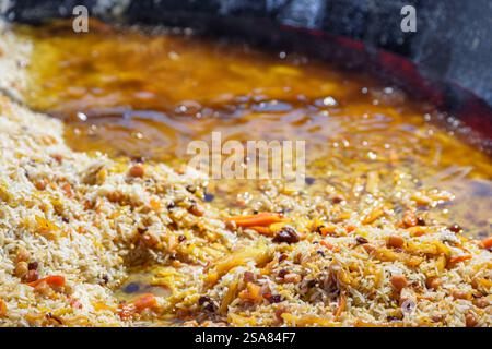 Frisch gekochte Hochzeit Usbekisch Plov im riesigen kasan, Taschkent Stockfoto