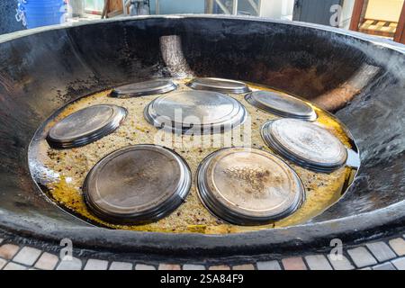 Usbekische Plov wird im riesigen kasan, Taschkent, vorbereitet Stockfoto