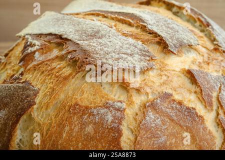 Brotlaib. Rundes Brot in Nahaufnahme. Frisch gebackenes Sauerteigbrot mit goldener Kruste. Stockfoto