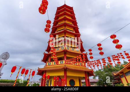 Eine Pagode mit roten Laternen vor einem bewölkten Himmel am Peak Nam Toong Tempel in Sabah, Malaysia. Stockfoto