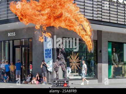 Christchurch, Neuseeland. Januar 2025. The Fire Ninja (auch bekannt als CHRIS MCCARTHY aus Estland) beendet seine Show in einem glühenden Glanz beim World Buskers Festival. (Kreditbild: © PJ Heller/ZUMA Press Wire) NUR REDAKTIONELLE VERWENDUNG! Nicht für kommerzielle ZWECKE! Stockfoto