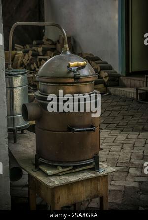 Ein alter Branntweinkessel, Braugeräte auf dem Land Stockfoto