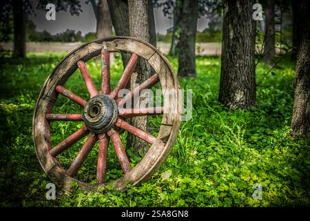 Ein farbenfrohes Bild eines alten Holzrades auf dem Land Stockfoto