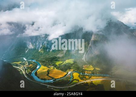 Landschaft aus der Vogelperspektive in Norwegen Romsdalen nebelige Berge Tal und Fluss Reise Landschaft Natur Sommer Urlaub schöne Reiseziele Stockfoto