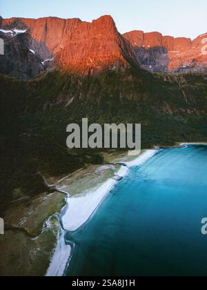Sonnenuntergang felsige Berge und Strand Meer aus der Vogelperspektive Natur in Norwegen Landschaft Reise schöne Reiseziele skandinavische Landschaft Stockfoto