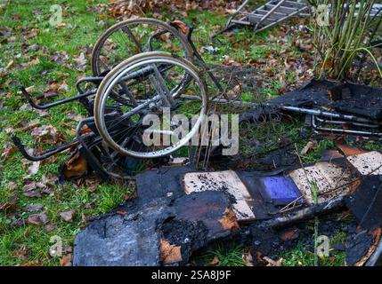29. Januar 2025, Brandenburg, Frankfurt (oder): Ein verbrannter Rollstuhl und andere verbrannte Gegenstände liegen auf einer Wiese. Drei Menschen sind bei einem Brand in einer Wohnung in Frankfurt (oder) ums Leben gekommen. Dies wurde von der Stadtfeuerwehr auf Anfrage angekündigt. Die Rettungsdienste wurden am Dienstagabend gegen 22 Uhr spät alarmiert. Mehrere Medien hatten bereits früher berichtet. Wie die Märkische Oderzeitung berichtete, schossen die Flammen bereits aus einem Balkonfenster, als die Rettungsdienste eintrafen. Während der Löscharbeiten wurden einige weitere Bewohner des Hauses nach draußen gebracht. Foto: Patric Stockfoto