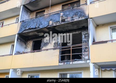 29. Januar 2025, Brandenburg, Frankfurt (oder): Eine Wohnung im zweiten Stock eines Mehrfamilienhauses ist abgebrannt. Drei Menschen sind bei einem Brand in einer Wohnung in Frankfurt (oder) ums Leben gekommen. Dies wurde von der Stadtfeuerwehr auf Anfrage angekündigt. Die Rettungsdienste wurden am Dienstagabend gegen 22 Uhr spät alarmiert. Mehrere Medien hatten bereits früher berichtet. Wie die Märkische Oderzeitung berichtete, schossen die Flammen bereits aus einem Balkonfenster, als die Rettungsdienste eintrafen. Während der Löscharbeiten wurden einige weitere Bewohner des Hauses nach draußen gebracht Stockfoto