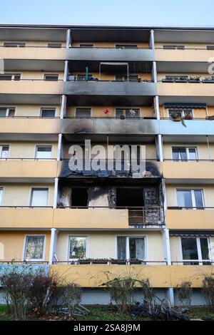 29. Januar 2025, Brandenburg, Frankfurt (oder): Eine Wohnung im zweiten Stock eines Mehrfamilienhauses ist abgebrannt. Drei Menschen sind bei einem Brand in einer Wohnung in Frankfurt (oder) ums Leben gekommen. Dies wurde von der Stadtfeuerwehr auf Anfrage angekündigt. Die Rettungsdienste wurden am Dienstagabend gegen 22 Uhr spät alarmiert. Mehrere Medien hatten bereits früher berichtet. Wie die Märkische Oderzeitung berichtete, schossen die Flammen bereits aus einem Balkonfenster, als die Rettungsdienste eintrafen. Während der Löscharbeiten wurden einige weitere Bewohner des Hauses nach draußen gebracht Stockfoto