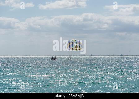 Miami, FL, USA - 30. März 2024: Parasailing über den Atlantik in Miami Beach, Florida, USA. Stockfoto