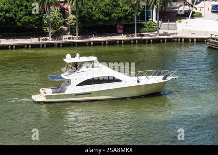Miami, FL, USA - 30. März 2024: Motorbootsegeln auf dem Miami River in Miami, Florida, USA. Stockfoto