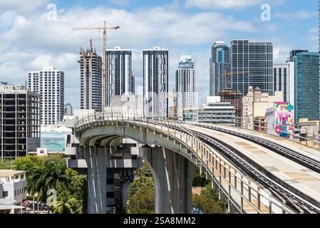 Miami, FL, USA - 30. März 2024: Die Skyline der Innenstadt und die Brücke über den Miami River sind von der Metromover Station in Miami, Florida, USA, zu sehen. Stockfoto