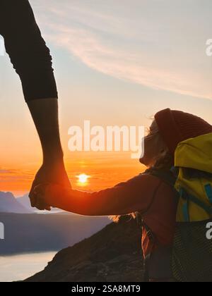 Familie hält Hände Kind und Eltern Wandern in den Sonnenuntergang Berge zusammen Abenteuer gesunde Lebensweise Outdoor Aktivurlaub Glückliche Emotionen Stockfoto