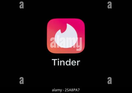 Die Applikation-App des Online-Dating- und Networking Dienstes Tinder ist auf dem Display eines iPhone zu sehen. Rottweil Baden-Württemberg Deutschland *** die App des Online-Dating- und Netzwerkdienstes Tinder ist auf dem Display eines iPhone Rottweil Baden Württemberg Deutschland zu sehen Stockfoto