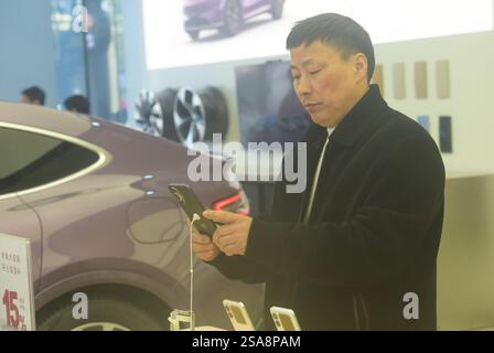 HANGZHOU, CHINA – 29. JANUAR 2025 – Ein Kunde kauft ein neues staatlich subventioniertes Mobiltelefon in einem Huawei-Geschäft in Hangzhou, der ostchinesischen Provinz Zhejiang Stockfoto