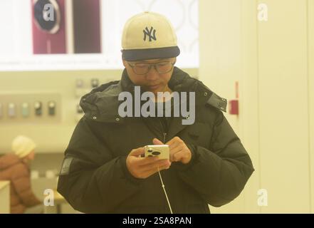 HANGZHOU, CHINA – 29. JANUAR 2025 – Ein Kunde kauft ein neues staatlich subventioniertes Mobiltelefon in einem Huawei-Geschäft in Hangzhou, der ostchinesischen Provinz Zhejiang Stockfoto