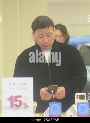HANGZHOU, CHINA – 29. JANUAR 2025 – Ein Kunde kauft ein neues staatlich subventioniertes Mobiltelefon in einem Huawei-Geschäft in Hangzhou, der ostchinesischen Provinz Zhejiang Stockfoto