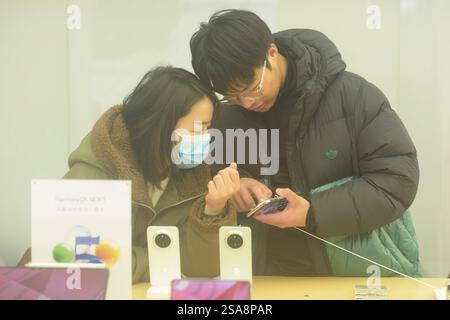 HANGZHOU, CHINA – 29. JANUAR 2025 – Kunden kaufen neue, staatlich subventionierte Mobiltelefone in einem Huawei-Geschäft in Hangzhou, ostchinesische Provinz Zhejiang, J Stockfoto