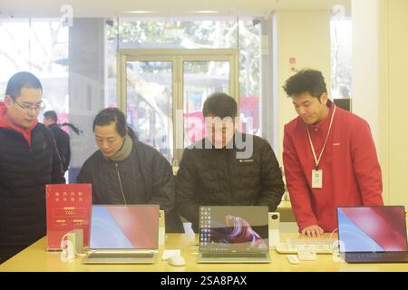 HANGZHOU, CHINA – 29. JANUAR 2025 – Kunden kaufen neue, staatlich subventionierte Mobiltelefone in einem Huawei-Geschäft in Hangzhou, ostchinesische Provinz Zhejiang, J Stockfoto