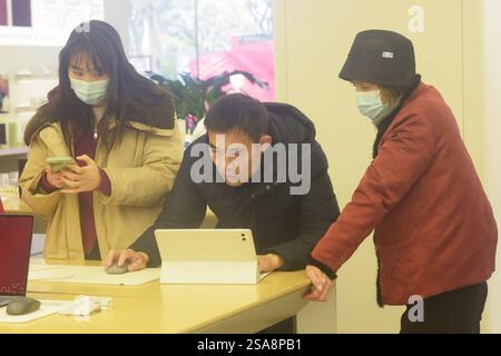 HANGZHOU, CHINA – 29. JANUAR 2025 – Kunden kaufen neue, staatlich subventionierte Mobiltelefone in einem Huawei-Geschäft in Hangzhou, ostchinesische Provinz Zhejiang, J Stockfoto